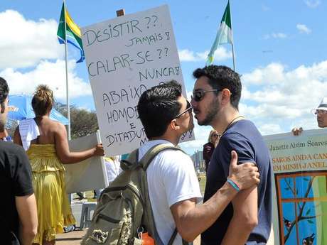 Em protesto contra projeto conhecido como "cura gay", manifestantes fizeram "beijaço" em Brasília <p>Em protesto contra projeto conhecido como "cura gay", manifestantes fizeram "beijaço" em Brasília</p>