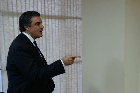 Ministro da Justiça, José Eduardo Cardozo, disse que Executivo não trabalhará no Congresso pela inclusão ou exclusão de temas do plebiscito <p>Ministro da Justiça, José Eduardo Cardozo, disse que Executivo não trabalhará no Congresso pela inclusão ou exclusão de temas do plebiscito</p>