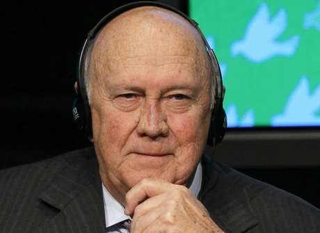 Frederik W. De Klerk, 77 anos, será hospitalizado nesta terça-feira para receber um marca-passo Frederik W. De Klerk, 77 anos, será hospitalizado nesta terça-feira para receber um marca-passo