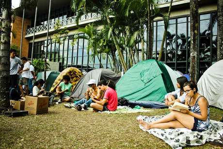Manifestantes ocupam a Câmara Municipal de Belo Horizonte a quatro dias, e pedem diálogo com o prefeito da cidade, Márcio Lacerda (PSB) Manifestantes ocupam a Câmara Municipal de Belo Horizonte a quatro dias, e pedem diálogo com o prefeito da cidade, Márcio Lacerda (PSB)