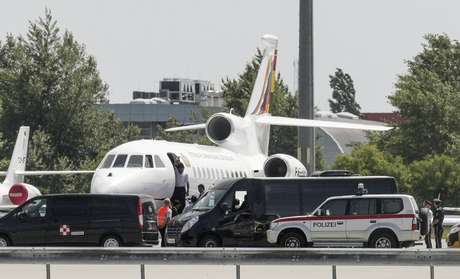 Avião de Evo Morales aguarda na pista do Aeroporto Internacional de Viena Avião de Evo Morales aguarda na pista do Aeroporto Internacional de Viena