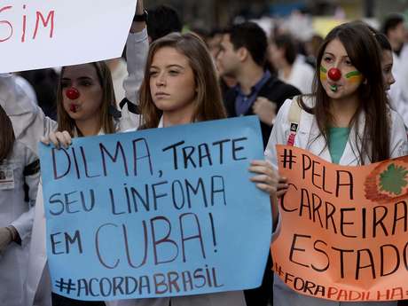 Médicos e estudantes protestaram na avenida Paulista contra a proposta de trazer profissionais do exterior <p>Médicos e estudantes protestaram na avenida Paulista contra a proposta de trazer profissionais do exterior</p>