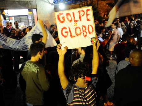 Na capital fluminense, a manifestação reuniu cerca de cem pessoas nesta noite <p>Na capital fluminense, a manifestação reuniu cerca de cem pessoas nesta noite</p>