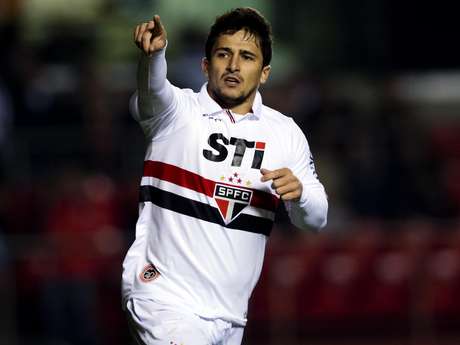 Aloísio entrou no intervalo e fez o gol de empate do São Paulo Aloísio entrou no intervalo e fez o gol de empate do São Paulo