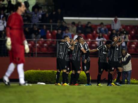Jogadores festejam o gol de Renato Augusto, que deu a vitória ao Corinthians; equipe alvinegra tem a vantagem do empate para o Pacaembu <p>Jogadores festejam o gol de Renato Augusto, que deu a vitória ao Corinthians; equipe alvinegra tem a vantagem do empate para o Pacaembu</p>
