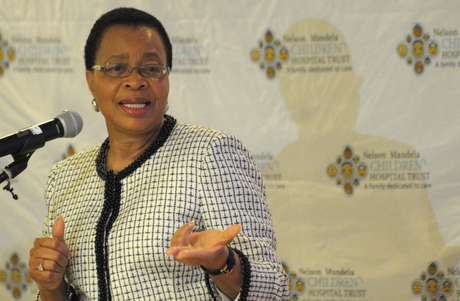 Graça Machel disse que Mandela às vezes não se sente bem, às vezes sente dor, mas está bem Graça Machel disse que Mandela às vezes não se sente bem, às vezes sente dor, mas está bem