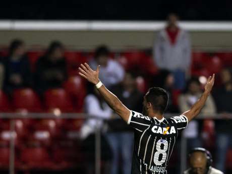 Renato Augusto fez um golaço ao encobrir Rogério Ceni no Morumbi Renato Augusto fez um golaço ao encobrir Rogério Ceni no Morumbi
