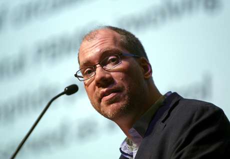 Timothy Henrich alerta que o vírus pode retornar a qualquer momento. Timothy Henrich alerta que o vírus pode retornar a qualquer momento.