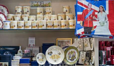 Souvernirs relacionados ao filho de William e Kate já podem ser encontrados nas lojas britânicas Souvernirs relacionados ao filho de William e Kate já podem ser encontrados nas lojas britânicas