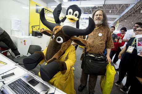 Stalman posa para foto ao lado dos mascotes do software livre <p>Stalman posa para foto ao lado dos mascotes do software livre</p>