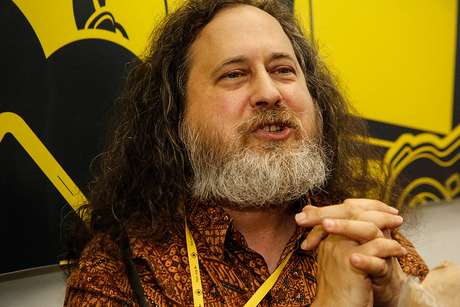Richard Stalman se coloca contra quase todo o tipo de entrega de dados pessoais a instituições <p>Richard Stalman se coloca contra quase todo o tipo de entrega de dados pessoais a instituições</p>