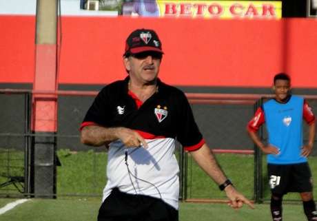 René faz mistério e não divulga escalação na véspera <p>René faz mistério e não divulga escalação na véspera</p>