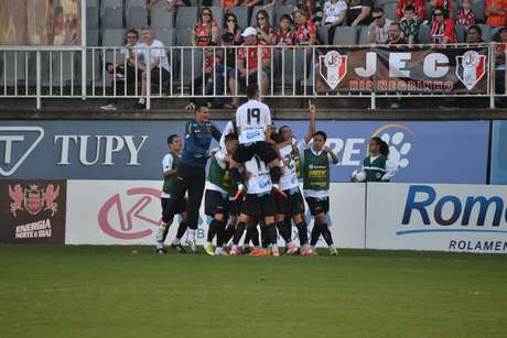 Sport surpreendeu e derrotou Joinville fora Sport surpreendeu e derrotou Joinville fora