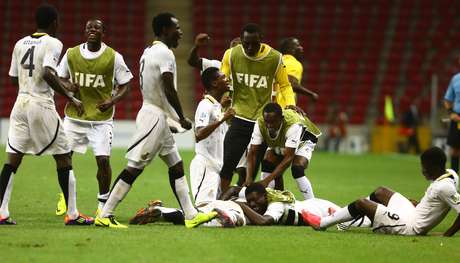 Extasiados, jogadores de Gana se jogaram no gramado após fazerem o quarto e decisivo gol Extasiados, jogadores de Gana se jogaram no gramado após fazerem o quarto e decisivo gol