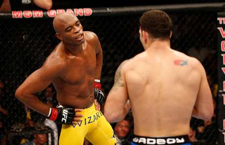 Durante a luta, Anderson Silva colocou a mão na cintura diante de Chris <p>Durante a luta, Anderson Silva colocou a mão na cintura diante de Chris</p>