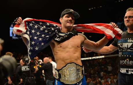 Chris Weidman conquistou o cinturão e não deve ter que enfrentar revanche Chris Weidman conquistou o cinturão e não deve ter que enfrentar revanche