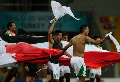 Iraquianos conseguiram vitória histórica nas quartas de final <p>Iraquianos conseguiram vitória histórica nas quartas de final</p>
