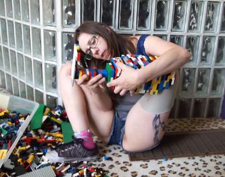 Frame de vídeo em que Stevens ensina a construir a prótese com peças de Lego Frame de vídeo em que Stevens ensina a construir a prótese com peças de Lego