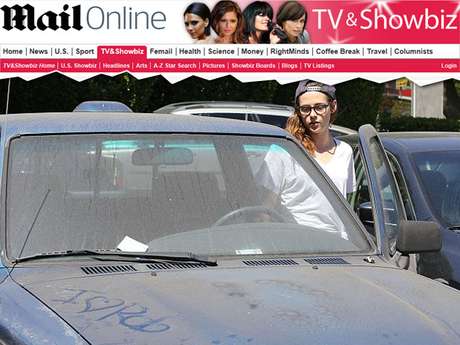 Kristen Stewart estava com o carro sujo e foi alvo de brincadeiras Kristen Stewart estava com o carro sujo e foi alvo de brincadeiras