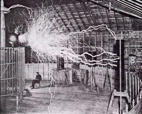 Nikola Tesla em seu laboratório de experimentos na cidade de Colorado Springs (Estados Unidos) em 1899 <p>Nikola Tesla em seu laboratório de experimentos na cidade de Colorado Springs (Estados Unidos) em 1899</p>