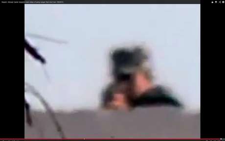 No vídeo, atirador olha para a câmera antes de atirar No vídeo, atirador olha para a câmera antes de atirar