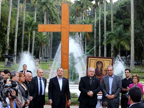 A Cruz Peregrina e o Ícone de Nossa Senhora foram entregues nesta quarta-feira à cidade do Rio de Janeiro, depois de passarem por diversas regiões do País e do Estado A Cruz Peregrina e o Ícone de Nossa Senhora foram entregues nesta quarta-feira à cidade do Rio de Janeiro, depois de passarem por diversas regiões do País e do Estado