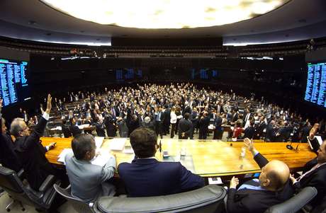 Deputados rejeitaram a maior parte do texto do Senado, adiando decisão sobre o projeto dos royalties <p>Deputados rejeitaram a maior parte do texto do Senado, adiando decisão sobre o projeto dos royalties</p>
