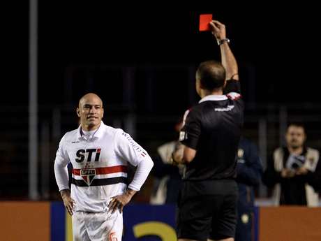 Clemente terá de cumprir suspensão por expulsão na época em que jogava pelo Boca Juniors <p>Clemente terá de cumprir suspensão por expulsão na época em que jogava pelo Boca Juniors</p>