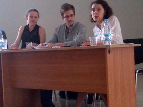 Snowden durante a reunião no aeroporto Sheremetievo, em Moscou Snowden durante a reunião no aeroporto Sheremetievo, em Moscou