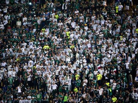 Figueirense disponibilizou 2 mil ingressos para palmeirenses, mas dobrou carga diante da procura <p>Figueirense disponibilizou 2 mil ingressos para palmeirenses, mas dobrou carga diante da procura</p>