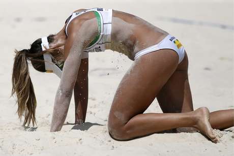 Brasileiras perderam final para dupla chinesa por 21/16 e 21/14 <p>Brasileiras perderam final para dupla chinesa por 21/16 e 21/14</p>