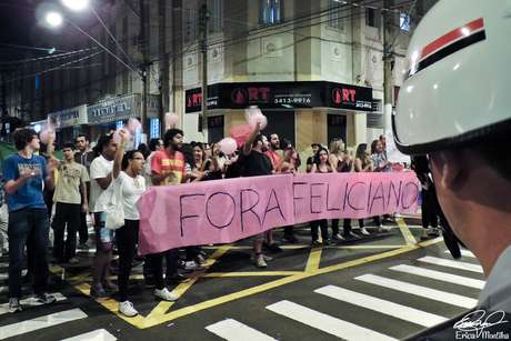 Manifestantes saíram às ruas em passeata contra a presença do deputado na cidade Manifestantes saíram às ruas em passeata contra a presença do deputado na cidade