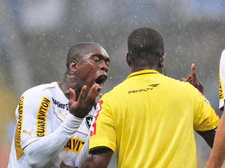 Jogadores do time carioca reclamaram muito com validação de segundo gol gremista <p>Jogadores do time carioca reclamaram muito com validação de segundo gol gremista</p>