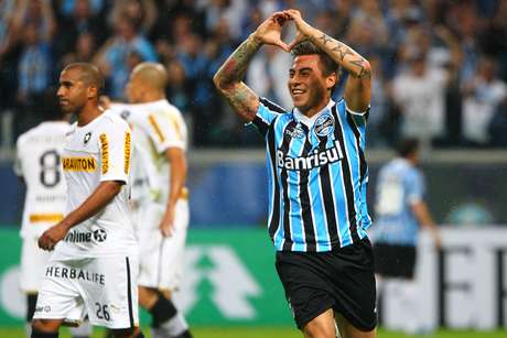 Chileno Vargas anotou dois gols para o time gaúcho ainda no primeiro tempo <p>Chileno Vargas anotou dois gols para o time gaúcho ainda no primeiro tempo</p>