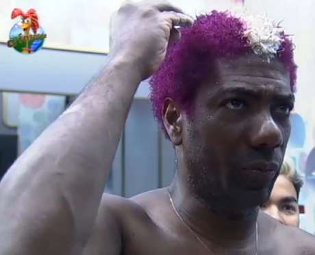 Ivo pintou uma parte do cabelo <p>Ivo pintou uma parte do cabelo </p>