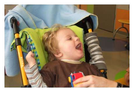Dois meses após início de tratamento, menino que sofreu paralisia cerebral já sorria e balbuciava algumas palavras Dois meses após início de tratamento, menino que sofreu paralisia cerebral já sorria e balbuciava algumas palavras
