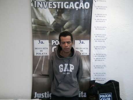 Suspeito foi preso em Minas Gerais após tentar roubar um carro em frente à delegacia Suspeito foi preso em Minas Gerais após tentar roubar um carro em frente à delegacia
