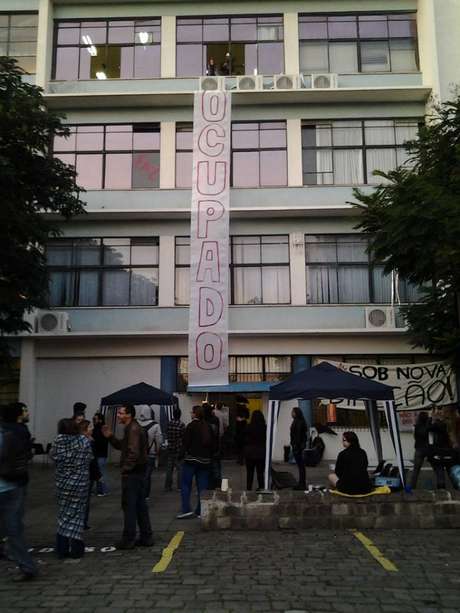 Alunos da UFRGS ocupam antigo café desde a última quarta-feira Alunos da UFRGS ocupam antigo café desde a última quarta-feira