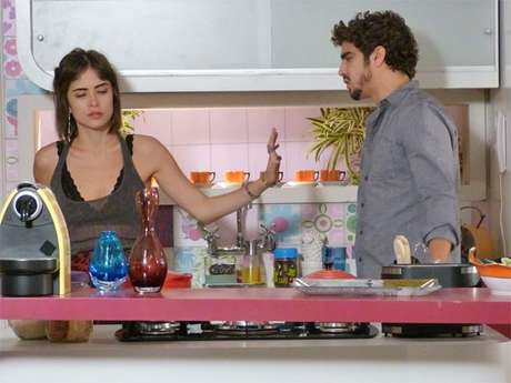 Patrícia (Maria Casadevall) termina com Michel (Caios Castro) após descobrir que ele é casado com Silvia (Carol Castro) Patrícia (Maria Casadevall) termina com Michel (Caios Castro) após descobrir que ele é casado com Silvia (Carol Castro)