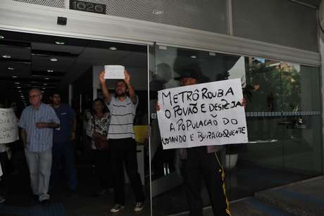 Manifestantes ocuparam o prédio na região central de São Paulo Manifestantes ocuparam o prédio na região central de São Paulo