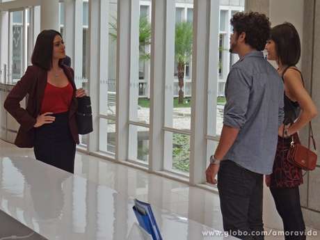 Silvia (Carol Castro) contará a Patrícia (Maria Casadevall) que é casada com Michel (Caio Castro) Silvia (Carol Castro) contará a Patrícia (Maria Casadevall) que é casada com Michel (Caio Castro)