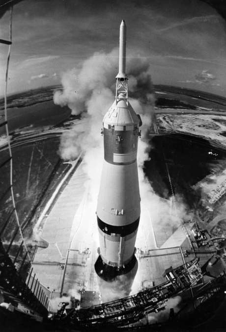 O lançamento da Apollo 11 deu início à missão que levou o primeiro homem a pisar na Lua <p>O lançamento da Apollo 11 deu início à missão que levou o primeiro homem a pisar na Lua</p>