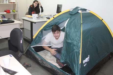 Os alunos estão acampados no prédio da reitoria desde ontem Os alunos estão acampados no prédio da reitoria desde ontem