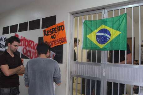 Eles cobram o pagamento dos salários atrasados dos professores Eles cobram o pagamento dos salários atrasados dos professores