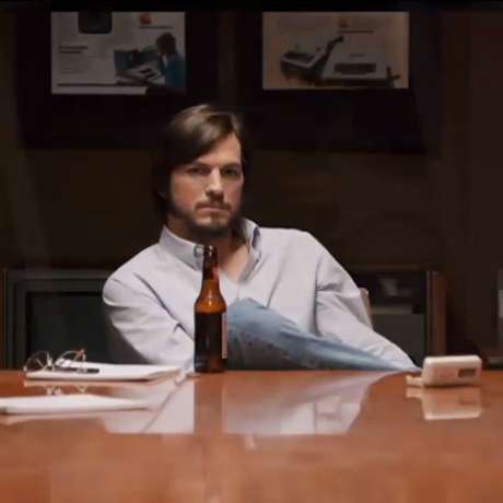 Longa-metragem traz Ashton Kutcher no papel de Steve Jobs, cofundador da Apple falecido em 2011 vítima de câncer Longa-metragem traz Ashton Kutcher no papel de Steve Jobs, cofundador da Apple falecido em 2011 vítima de câncer