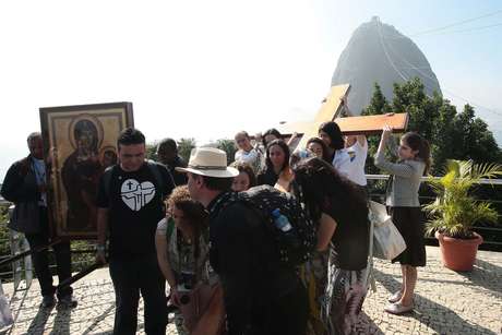 A cruz peregrina, símbolo da Jornada Mundial da Juventude (JMJ), visitou nesta quarta-feira o Morro da Urca, no Rio de Janeiro, aos pés do emblemático Pão de Açúcar A cruz peregrina, símbolo da Jornada Mundial da Juventude (JMJ), visitou nesta quarta-feira o Morro da Urca, no Rio de Janeiro, aos pés do emblemático Pão de Açúcar