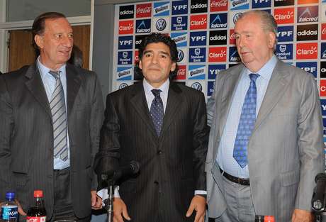 Bilardo (à esquerda) auxiliou Maradona durante a passagem do ídolo local pelo comando da seleção argentina, entre 2008 e 2010 <p>Bilardo (à esquerda) auxiliou Maradona durante a passagem do ídolo local pelo comando da seleção argentina, entre 2008 e 2010</p>