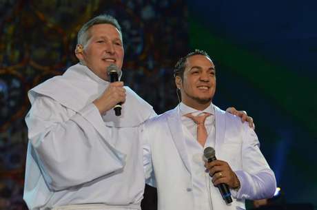 Belo e Padre Marcelo Rossi são amigos Belo e Padre Marcelo Rossi são amigos