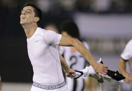 Alejandro Silva tirou a camisa do Olimpia ao comemorar gol no primeiro tempo Alejandro Silva tirou a camisa do Olimpia ao comemorar gol no primeiro tempo