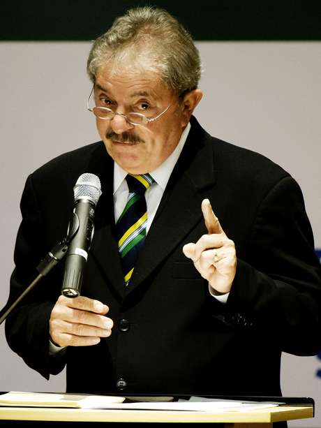 Lula disse que "não abaixou a cabeça" para os Estados Unidos, logo que assumiu a Presidência da República Lula disse que "não abaixou a cabeça" para os Estados Unidos, logo que assumiu a Presidência da República